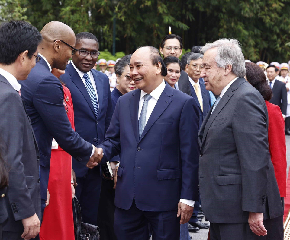 Tổng Thư ký Liên hợp quốc António Guterres giới thiệu các quan chức của Liên hợp quốc với Chủ tịch nước Nguyễn Xuân Phúc. (Ảnh: Lâm Khánh/TTXVN)