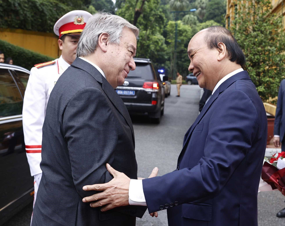Chủ tịch nước Nguyễn Xuân Phúc đón Tổng Thư ký Liên hợp quốc António Guterres. (Ảnh: Lâm Khánh/TTXVN)