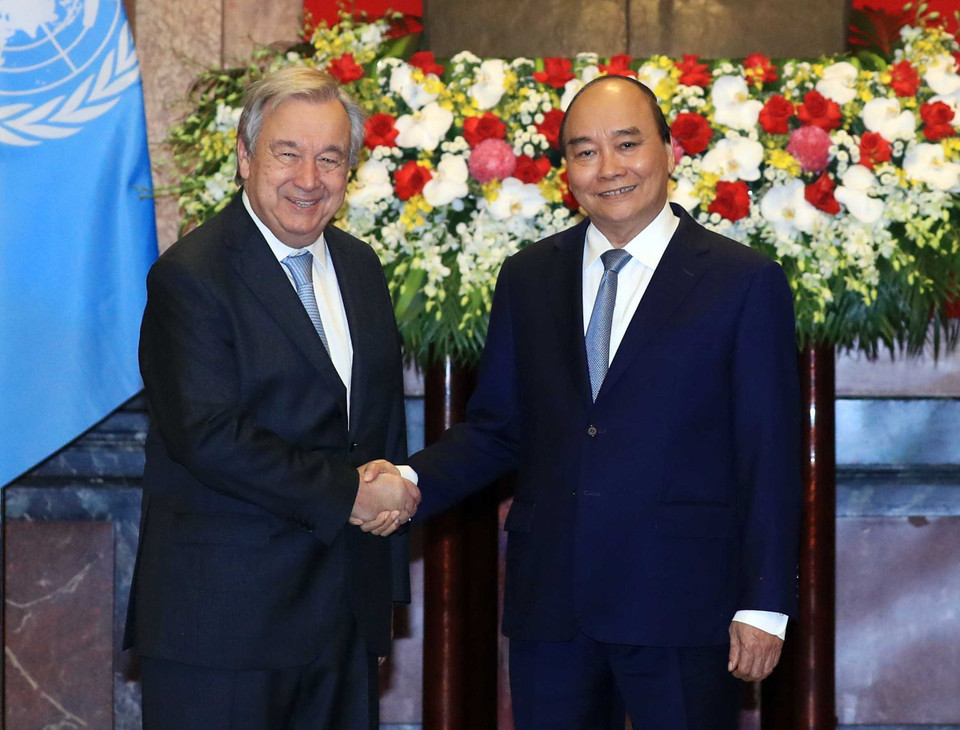 Chủ tịch nước Nguyễn Xuân Phúc và Tổng Thư ký Liên hợp quốc António Guterres tạ lễ đón. (Ảnh: Lâm Khánh/TTXVN)