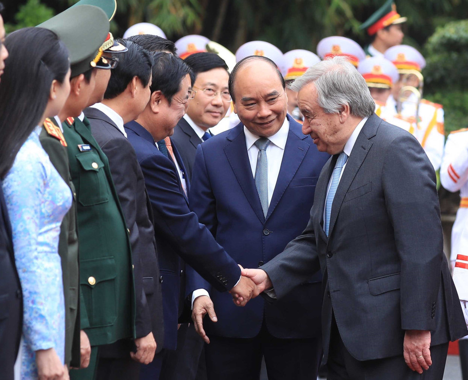 Chủ tịch nước Nguyễn Xuân Phúc giới thiệu các thành viên Đoàn đại biểu Việt Nam với Tổng Thư ký Liên hợp quốc António Guterres. (Ảnh: Lâm Khánh/TTXVN)