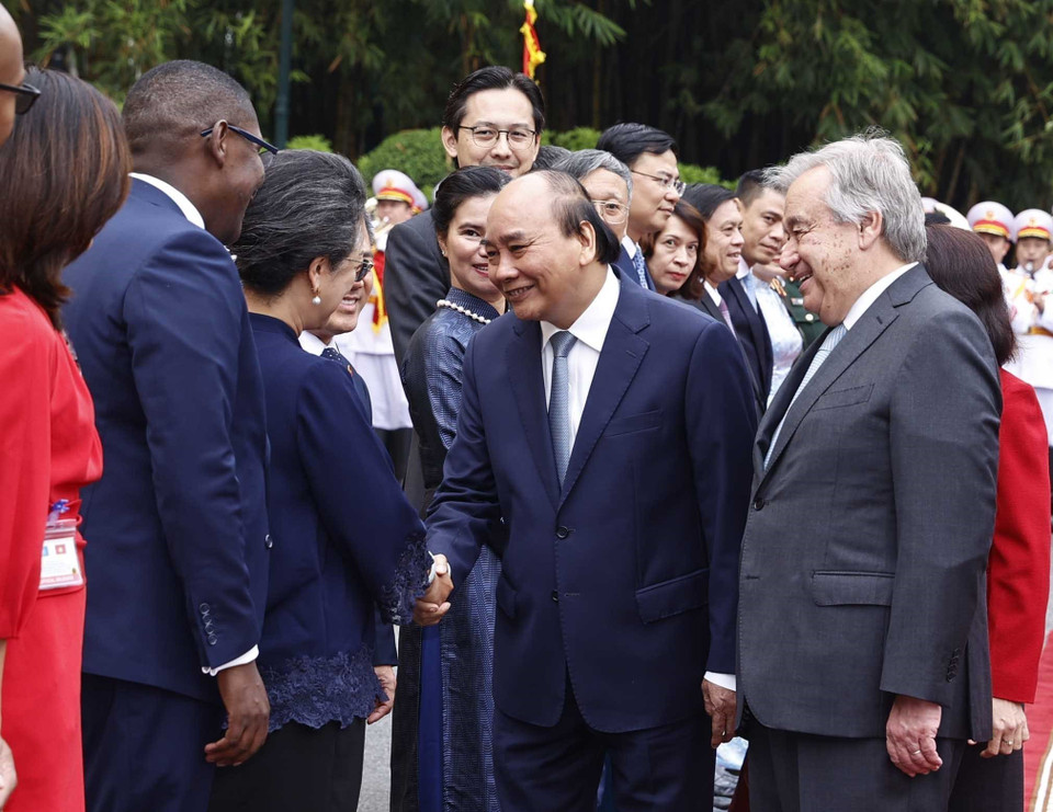 Tổng Thư ký Liên hợp quốc António Guterres giới thiệu các quan chức của Liên hợp quốc với Chủ tịch nước Nguyễn Xuân Phúc. (Ảnh: Lâm Khánh/TTXVN)