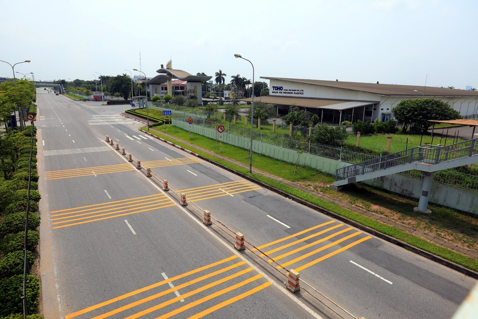 Đường vào khu công nghiệp Thăng Long vắng vẻ trong ngày thứ 2 thực hiện giãn cách xã hội. (Ảnh: Phan Tuấn Anh/TTXVN)