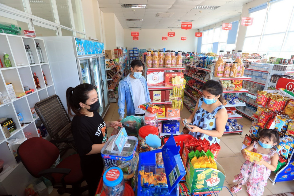 Siêu thị đảm bảo lương thực, thực phẩm thiết yếu cho công nhân trong khu công nghiệp Thăng Long tại thôn Bầu, xã Kim Chung, Đông Anh. (Ảnh: Phan Tuấn Anh/TTXVN)