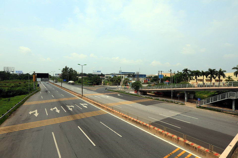 Đường vào khu công nghiệp Quang Minh (Hà Nội) vắng vẻ trong ngày thứ 2 thực hiện giãn cách xã hội. (Ảnh: Phan Tuấn Anh/TTXVN)