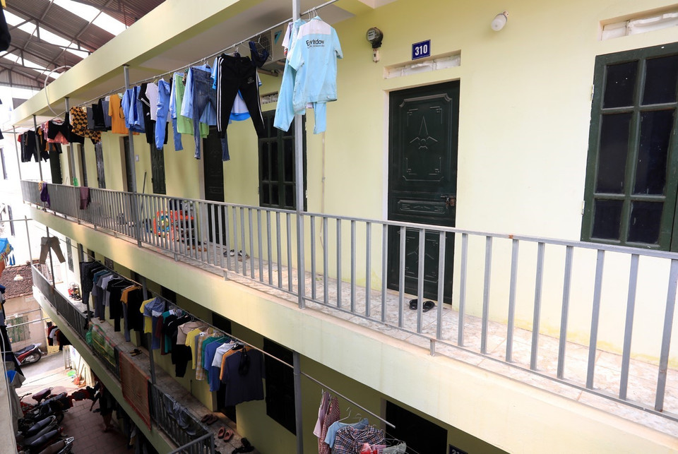 Dãy phòng trọ của công nhân tại tổ 3, thị trấn Quang Minh thực hiện giãn cách xã hội. (Ảnh: Phan Tuấn Anh/TTXVN)