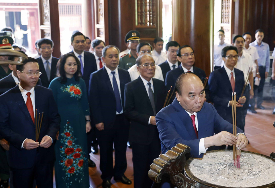 Trong chương trình công tác tại tỉnh Nghệ An, sáng 6/9, Chủ tịch nước Nguyễn Xuân Phúc cùng các lãnh đạo, nguyên lãnh đạo Đảng, Nhà nước đến dâng hương, hoa tưởng niệm Chủ tịch Hồ Chí Minh tại Khu Di tích quốc gia đặc biệt Kim Liên, huyện Nam Đàn. (Ảnh: Thống Nhất/TTXVN)