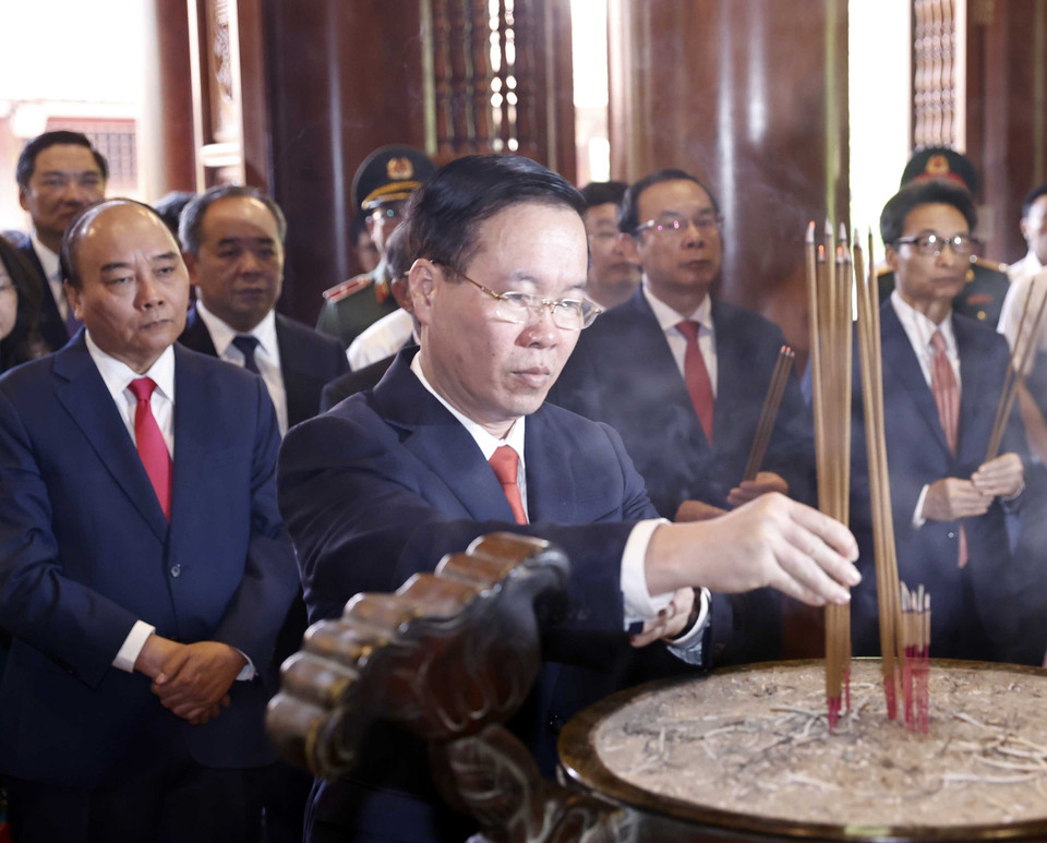 Thường trực Ban Bí thư Võ Văn Thưởng dâng hương tưởng niệm Chủ tịch Hồ Chí Minh. (Ảnh: Thống Nhất/TTXVN)