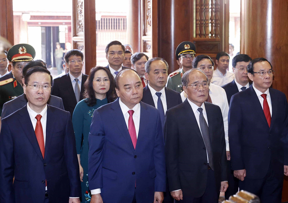 Chủ tịch nước Nguyễn Xuân Phúc cùng các lãnh đạo, nguyên lãnh đạo Đảng, Nhà nước dâng hương tưởng niệm Chủ tịch Hồ Chí Minh. (Ảnh: Thống Nhất/TTXVN)
