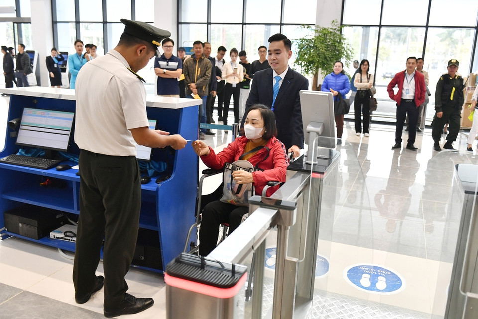 Hành khách và hành lý xách tay của chuyến bay thực hiện kiểm tra an ninh tại khu vực kiểm soát an ninh Tầng 1 của nhà ga. (Ảnh: PV/Vietnam+)