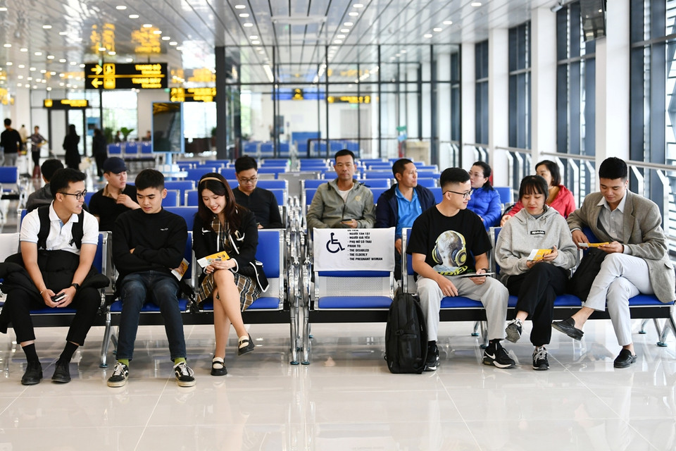 Tầng 2 là khu vực phòng chờ, phòng khách hạng thương gia, khu vực dịch vụ thương mại và các khu vực phụ trợ phục vụ khai thác. Phía sau là toàn bộ không gian lớn dành cho khách đã xong thủ tục an ninh và chờ bay. (Ảnh: PV/Vietnam+)