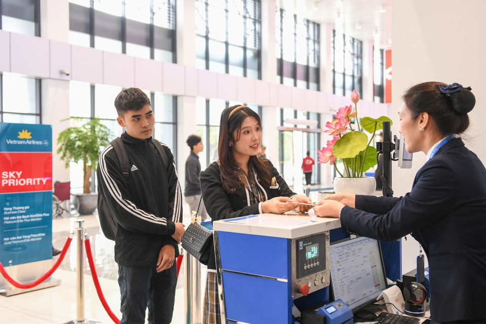 Hành khách của Vietnam Airlines làm thủ tục và gửi hành lý tại khu vực quầy check-in ở phần sảnh bên phải tầng 1 thuận theo luồng khách đi. (Ảnh: PV/Vietnam+)