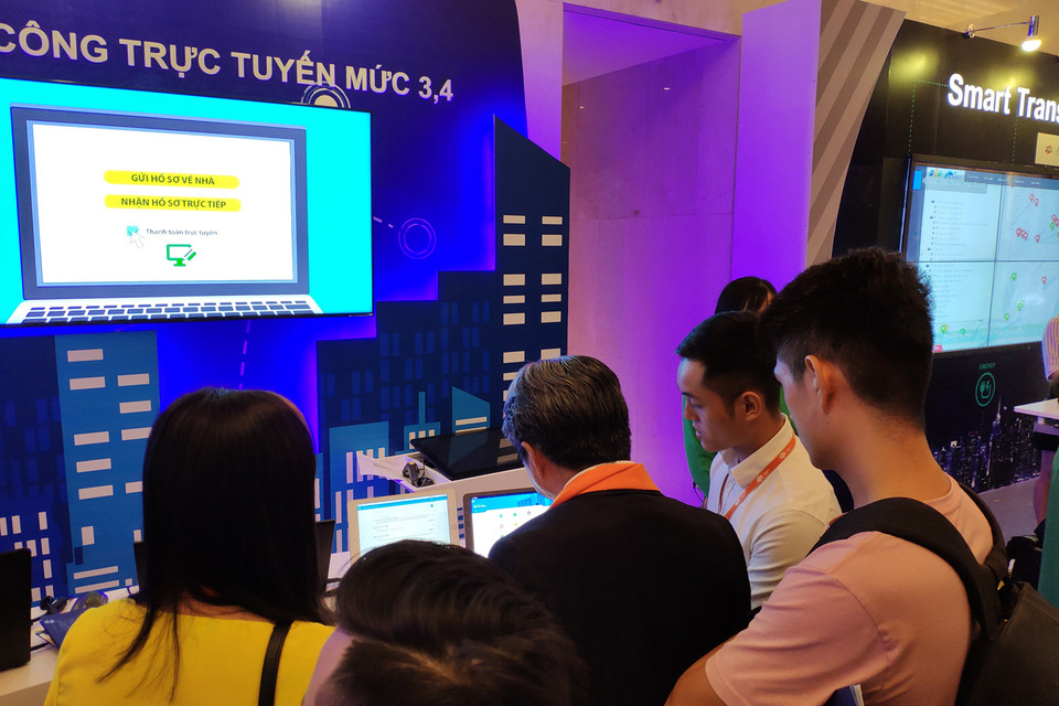 Gian hàng dịch vụ công trực tuyến thu hút đại diện nhiều địa phương trải nghiệm.