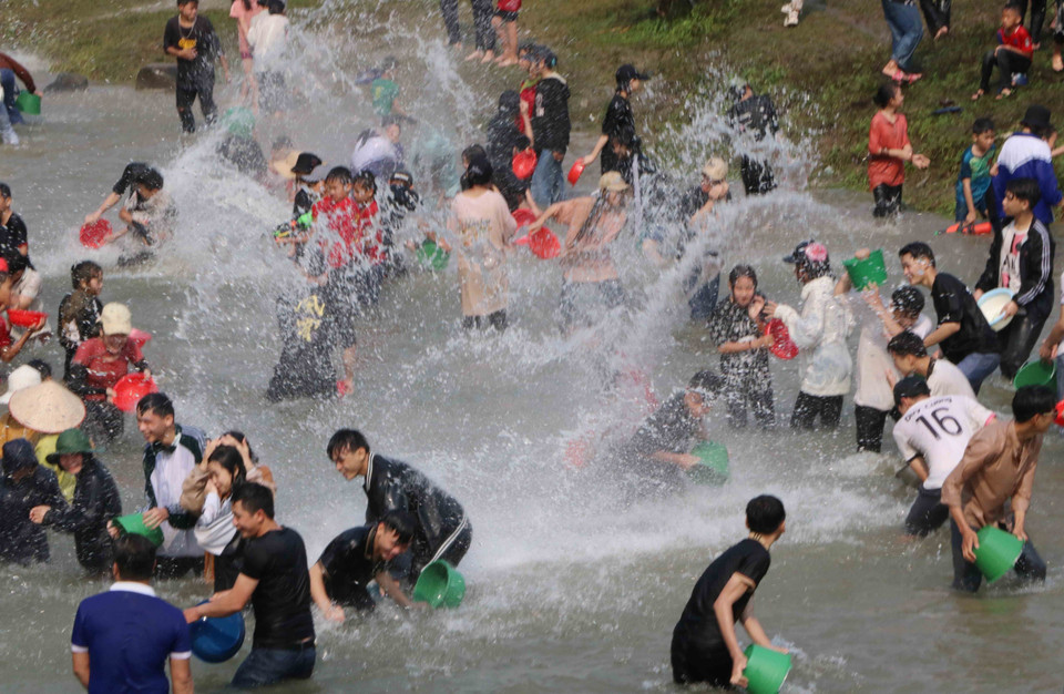 Màn té nước vui nhộn tại lễ hội. (Ảnh: Nguyễn Oanh/TTXVN)