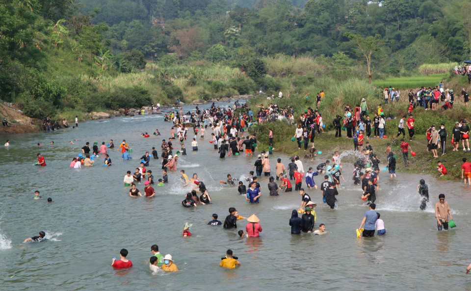 Đông đảo người dân và du khách đã đổ về dòng suối Nậm Lùm, xã Khổng Lào, huyện Phong Thổ, tỉnh Lai Châu để tham gia Lễ hội té nước cầu mưa đông vui, náo nhiệt. (Ảnh: Nguyễn Oanh/TTXVN)