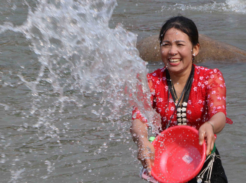 Vẻ đẹp của phụ nữa Thái tại Lễ hội té nước. (Ảnh: Nguyễn Oanh/TTXVN)