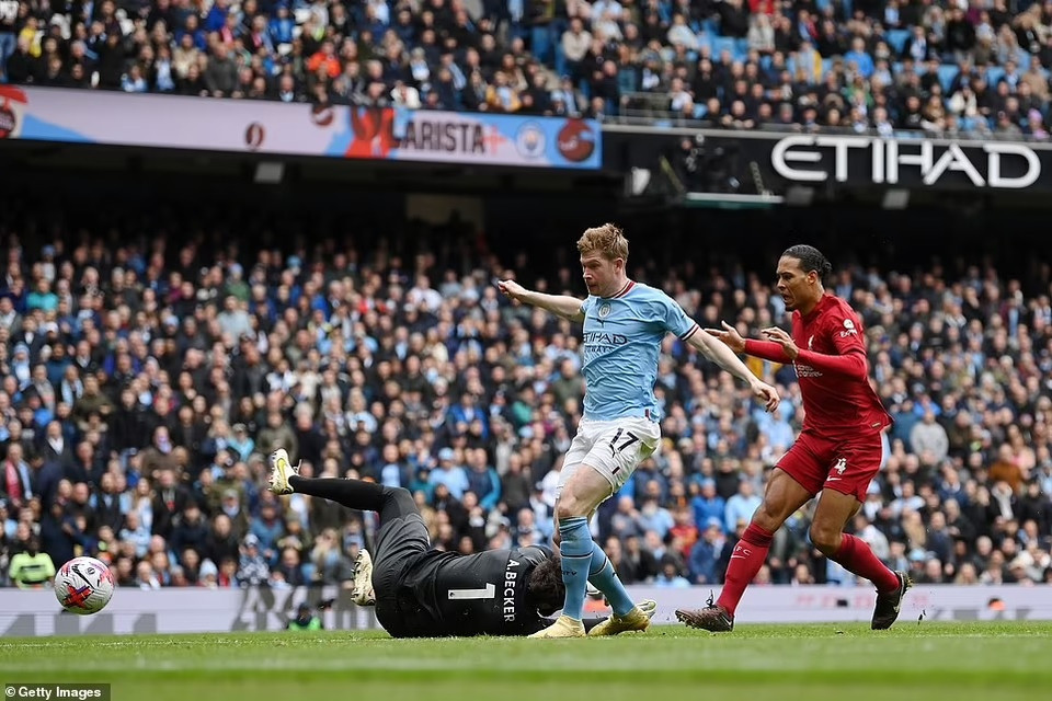Tiếp đà thăng hoa, ngay phút đầu tiên hiệp 2, Kevin De Bruyne nhanh chóng lập công để giúp Man City dẫn ngược 2-1. (Nguồn: Getty Imags)
