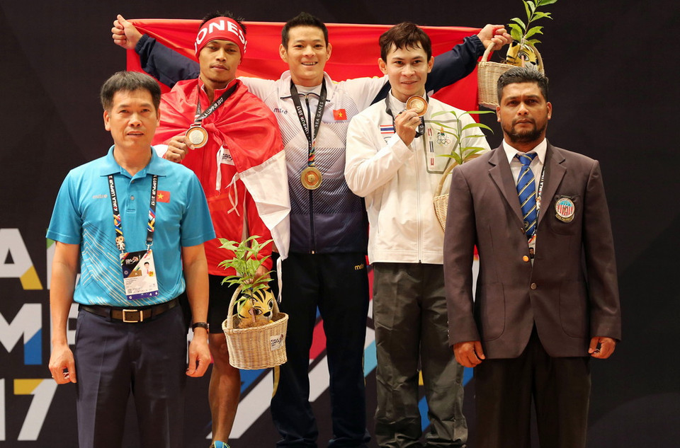 Thạch Kim Tuấn đón nhận chiếc Huy chương Vàng SEA Games 29. (Ảnh: Quốc Khánh/TTXVN) 