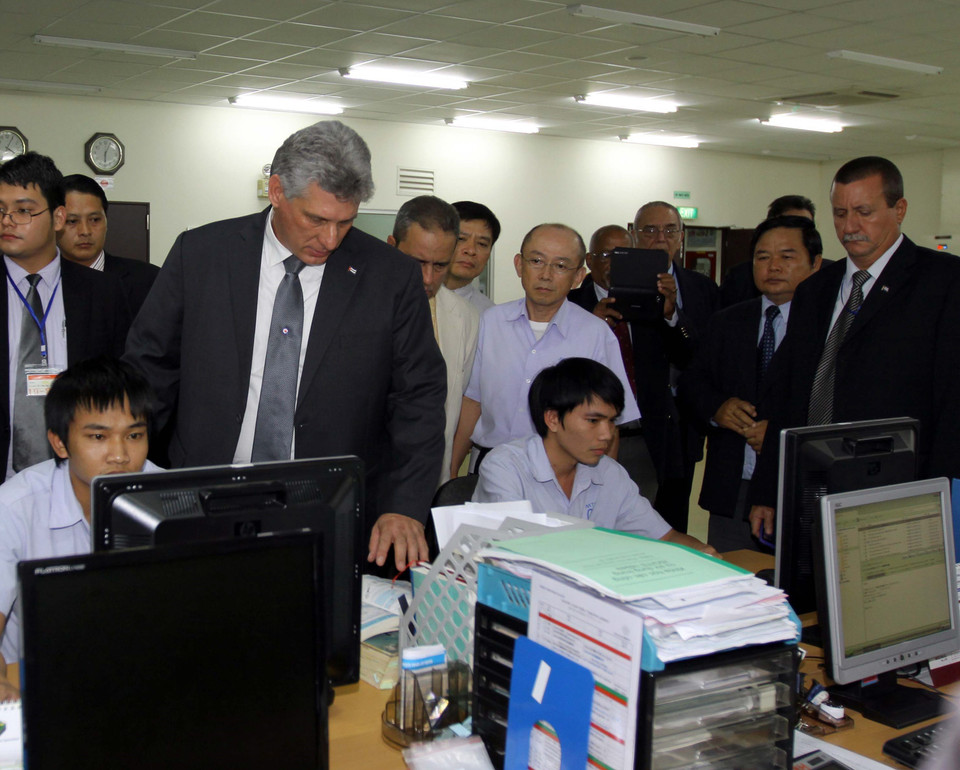 Trong chuyến thăm chính thức Việt Nam, ngày 20/6/2013, đồng chí Miguel Díaz-Canel Bermúdez, Phó Chủ tịch thứ nhất Hội đồng Nhà nước và Hội đồng Bộ trưởng Cuba đến thăm Công ty TNHH Mtex Việt Nam ở Khu chế xuất Tân Thuận (TP. Hồ Chí Minh). (Ảnh: Thanh Vũ/TTXVN)