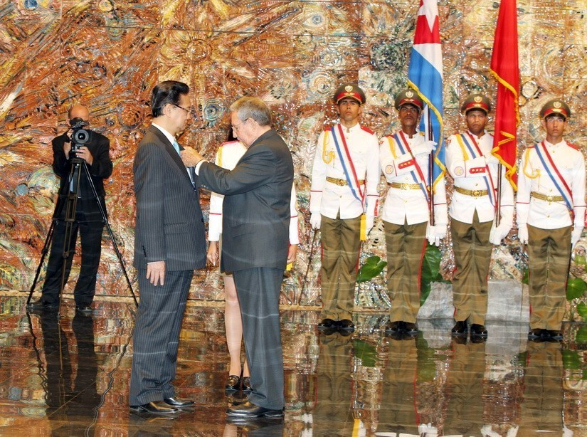 Ngày 27/3/2014, tại Cung Cách mạng ở Thủ đô La Habana, Chủ tịch Hội đồng Nhà nước và Hội đồng Bộ trưởng Cuba Raul Castro Ruz trao tặng Huân chương Jose Marti cho Thủ tướng Nguyễn Tấn Dũng nhân chuyến thăm chính thức Cuba. (Ảnh: Đức Tám/TTXVN)
