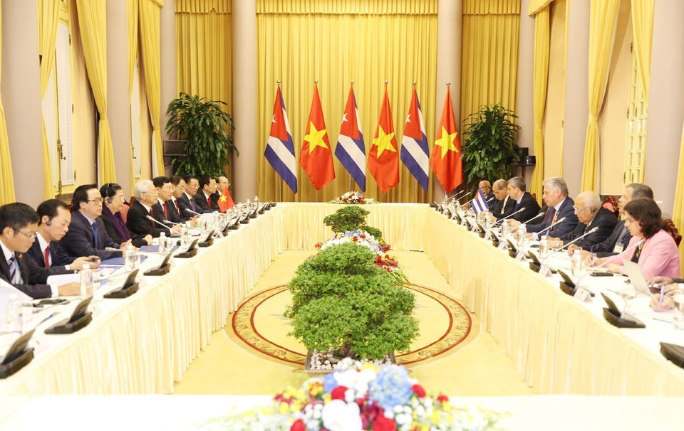 Sáng 9/11/2018, tại Phủ Chủ tịch, Tổng Bí thư, Chủ tịch nước Nguyễn Phú Trọng chủ trì Lễ đón và đội đàm với đồng chí Miguel Mario Díaz-Canel Bermúdez, Chủ tịch Hội đồng Nhà nước và Hội đồng Bộ trưởng Cuba thăm hữu nghị chính thức Việt Nam từ ngày 8-10/11/2018. Đây là chuyến thăm Việt Nam đầu tiên trên cương vị Chủ tịch HĐNN và HĐBT Cuba của đồng chí Miguel Mario Díaz-Canel Bermúdez. (Ảnh: Trí Dũng/TTXVN)