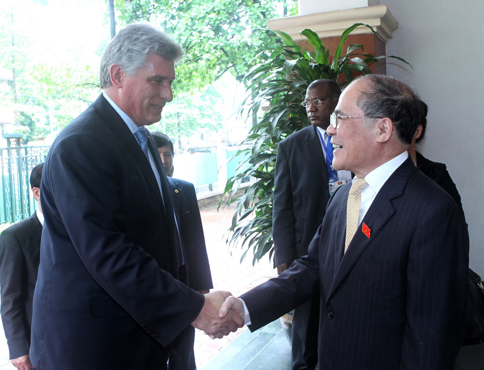 Ngày 21/6/2013, tại Hà Nội, Chủ tịch Quốc hội Nguyễn Sinh Hùng tiếp đồng chí Miguel Díaz-Canel Bermúdez, Phó Chủ tịch thứ nhất Hội đồng Nhà nước và Hội đồng Bộ trưởng Cuba thăm hữu nghị chính thức Việt Nam. (Ảnh: Nhan Sáng/TTXVN)