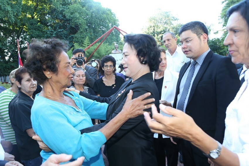 Chủ tịch Quốc hội Nguyễn Thị Kim Ngân gặp gỡ các chuyên gia Cuba từng giúp đỡ Việt Nam trong thời kỳ chiến tranh, ngày 29/11/2016, tại Thủ đô La Habana. (Ảnh: Trọng Đức/TTXVN)