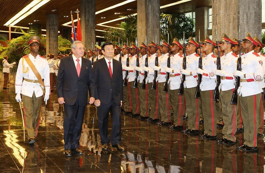 Chủ tịch Hội đồng Nhà nước và Hội đồng Bộ trưởng Cuba Raul Castro chủ trì lễ đón Chủ tịch nước Trương Tấn Sang thăm hữu nghị chính thức Cuba, ngày 29/9/2015, tại Cung Cách mạng ở Thủ đô Habana. (Ảnh: Nguyễn Khang/TTXVN)