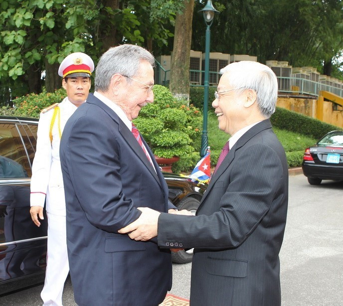 Tổng Bí thư Nguyễn Phú Trọng đón Đại tướng Raul Castro Ruz, Bí thư thứ nhất Ban chấp hành Trung ương Đảng Cộng sản Cuba, Chủ tịch Hội đồng Nhà nước và Hội đồng Bộ trưởng Cuba thăm hữu nghị chính thức Việt Nam, ngày 8/7/2012, tại Hà Nội. (Ảnh: Trí Dũng/TTXVN)