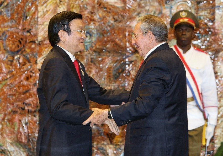 Ngày 29/9/2015, tại Thủ đô Habana, Chủ tịch Hội đồng Nhà nước và Hội đồng Bộ trưởng Cuba Raul Castro trao tặng Huân chương Jose Marti cho Chủ tịch nước Trương Tấn Sang nhân chuyến thăm hữu nghị chính thức Cuba. (Ảnh: Nguyễn Khang/TTXVN)