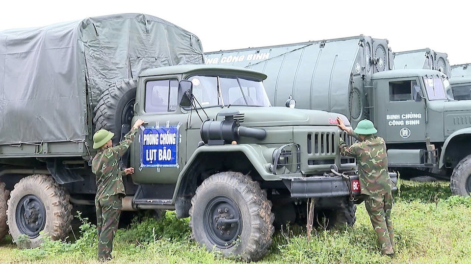 Nhiều thiết bị chuyên dụng đã được các cơ quan chức năng chuẩn bị trước khi triển khai lắp đặt cầu phao. (Ảnh: Tạ Toàn/TTXVN)