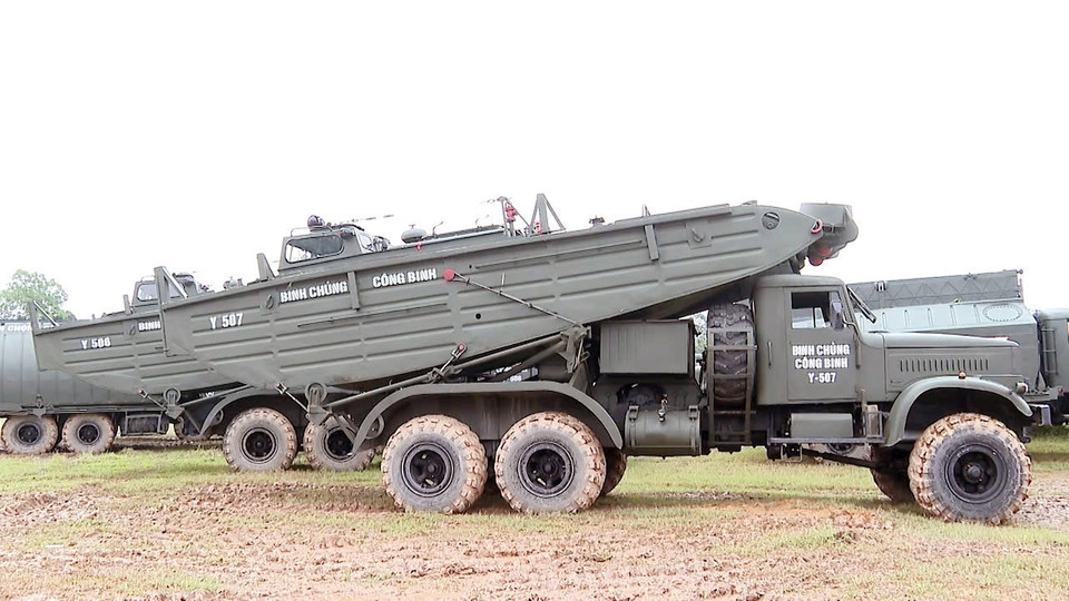 Nhiều thiết bị chuyên dụng đã được các cơ quan chức năng chuẩn bị trước khi triển khai lắp đặt cầu phao. (Ảnh: Tạ Toàn/TTXVN)