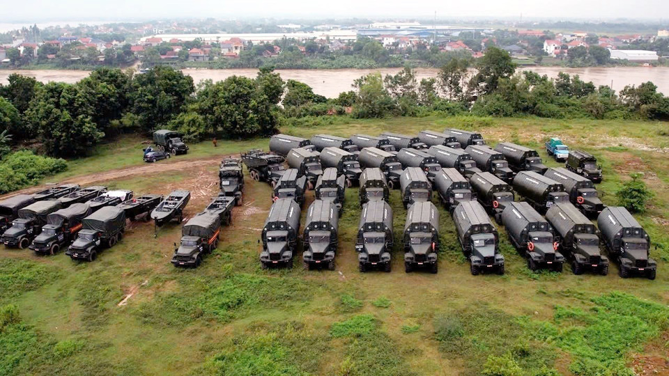 Nhiều phương tiện đã được huy động, sẵn sàng lắp đặt cầu phao qua sông Hồng. (Ảnh: Tạ Toàn/TTXVN)