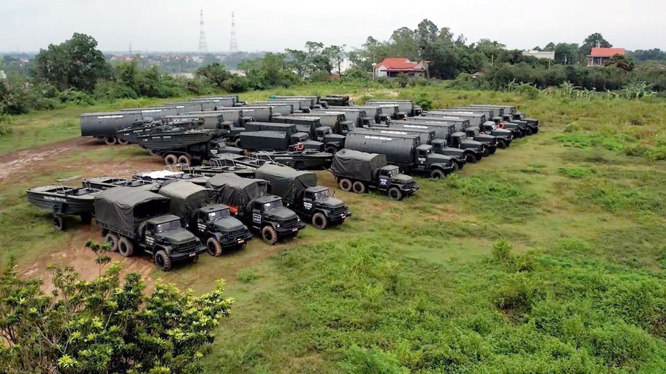 Nhiều phương tiện đã được huy động, sẵn sàng lắp đặt cầu phao qua sông Hồng. (Ảnh: Tạ Toàn/TTXVN)