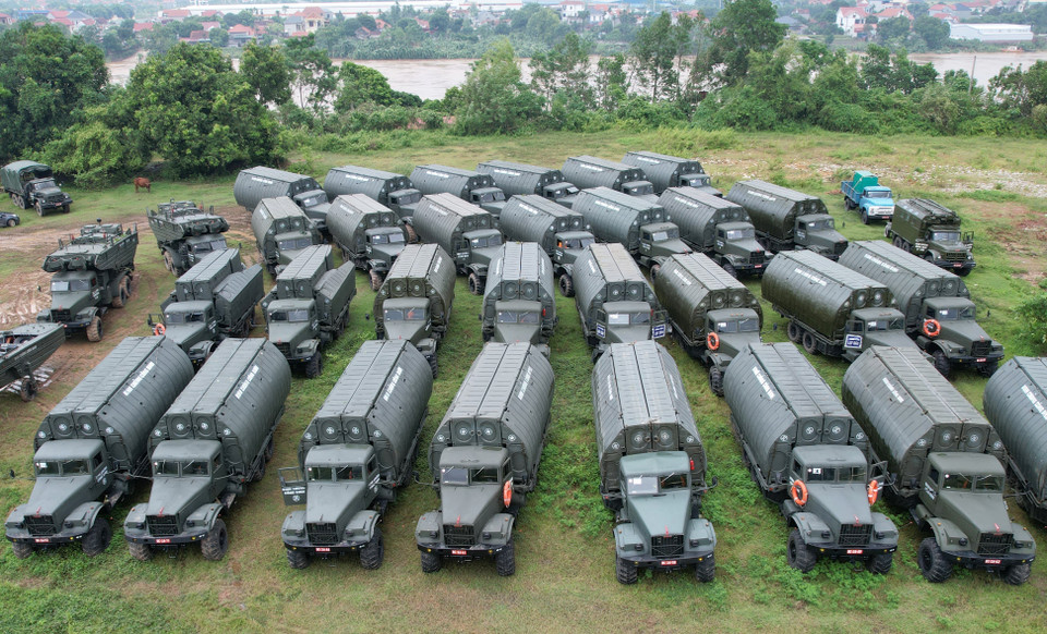 Nhiều thiết bị chuyên dụng đã được các cơ quan chức năng chuẩn bị trước khi triển khai lắp đặt cầu phao. (Ảnh: Tạ Toàn/TTXVN)