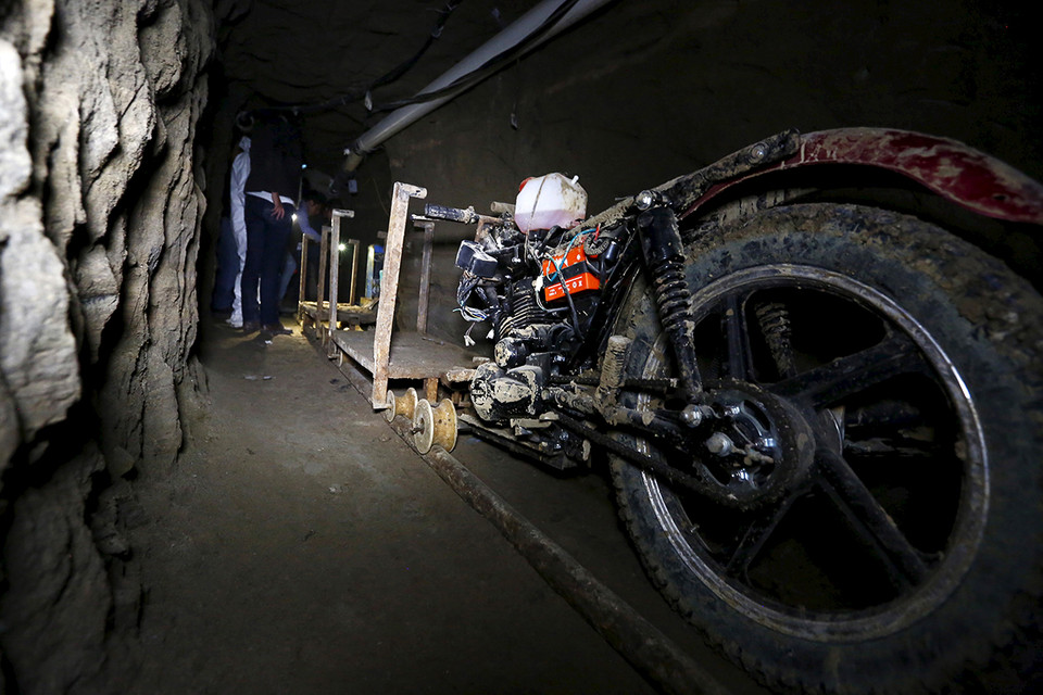 Trong đường hầm còn có một chiếc mô tô chạy trên đường ray. (Nguồn: Reuters)