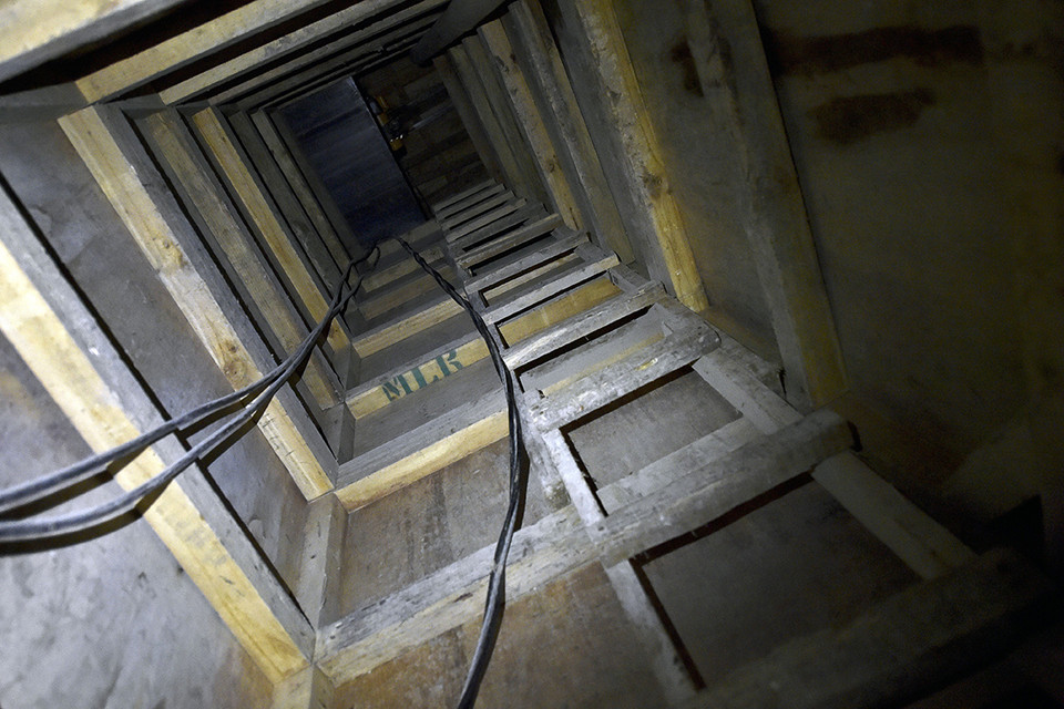 Một chiếc thang dẫn từ đường hầm lên ngôi nhà bỏ hoang ở Almoloya de Juarez. (Nguồn: AFP)