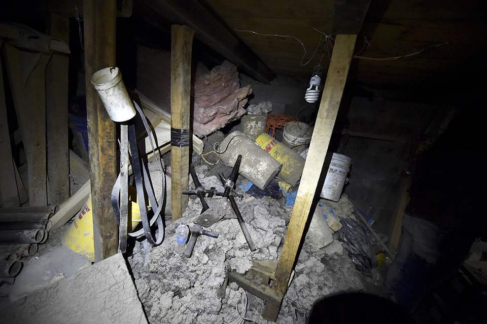 Ở cuối đường hầm là một đống gạch vụn và dụng cụ đào hầm. (Nguồn: AFP)