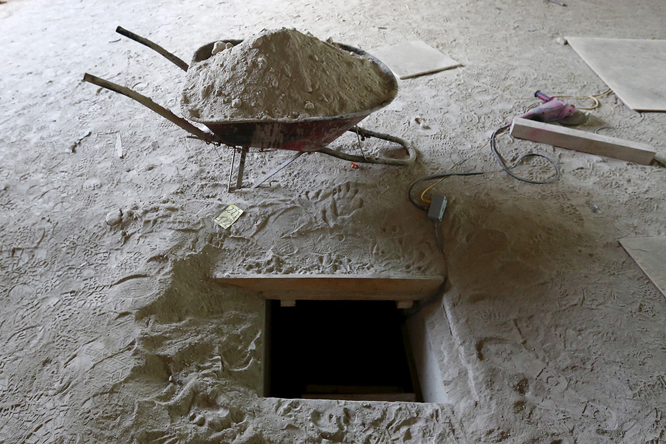 Bên cạnh cửa ra của đường hầm là một chiếc xe cút kít. (Nguồn: Reuters)