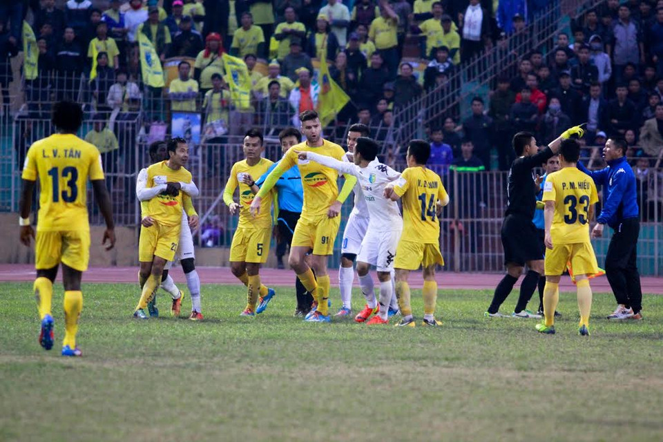 Sân bóng suýt trở thành sàn boxing ở cuối trận sau tình huống phạm lỗi nguy hiểm của Văn Quyết với một cầu thủ Thanh Hóa. (Ảnh: Minh Chiến/Vietnam+)