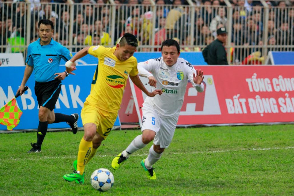 Văn Biển mắc sai lầm để Xuân Tú băng lên. (Ảnh: Minh Chiến/Vietnam+)