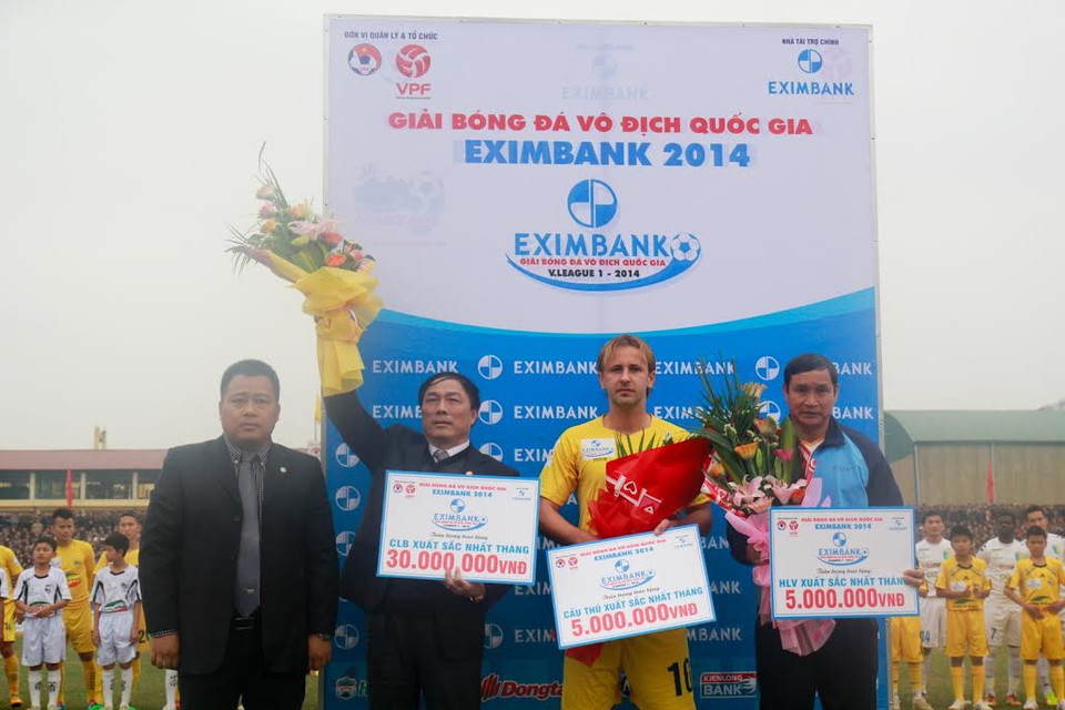  Trước trận đấu, Ban tổ chức V-League đã tiến hành lễ trao các danh hiệu tháng Một cho đội Thanh Hóa. (Ảnh: Minh Chiến/Vietnam+)