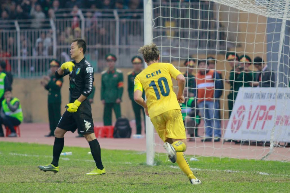 Nastja Ceh ấn định tỉ số cho Thanh Hóa từ chấm 11 m. (Ảnh: Minh Chiến/Vietnam+)