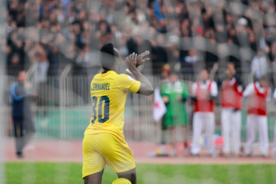 Kết quả là tình huống kiến tạo cho Sunday ghi bàn nhân đôi cách biệt. (Ảnh: Minh Chiến/Vietnam+)