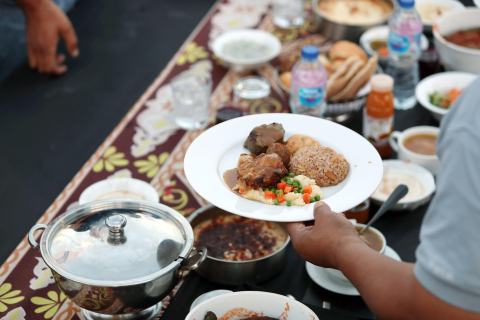 Điều này đã giúp nó ghi danh vào kỷ lục Guiness là bàn tiệc Iftar dài nhất thế giới. (Ảnh: THX/TTXVN)
