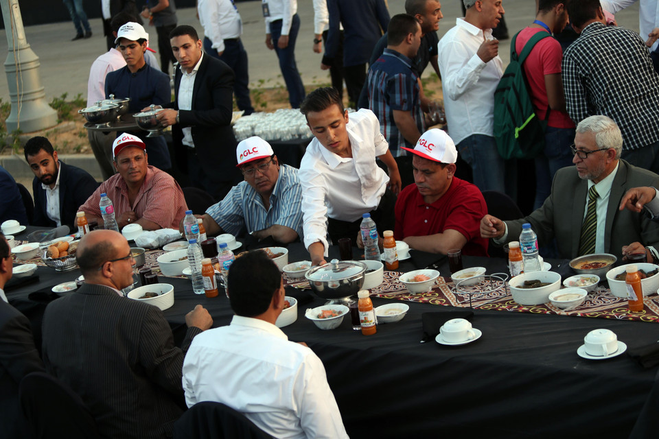 Người dân Ai Cập bên bàn tiệc Iftar dài nhất thế giới tại Thủ đô hành chính mới của Ai Cập cách Cairo khoảng 50km về phía đông ngày 1/6. (Ảnh: THX/TTXVN)