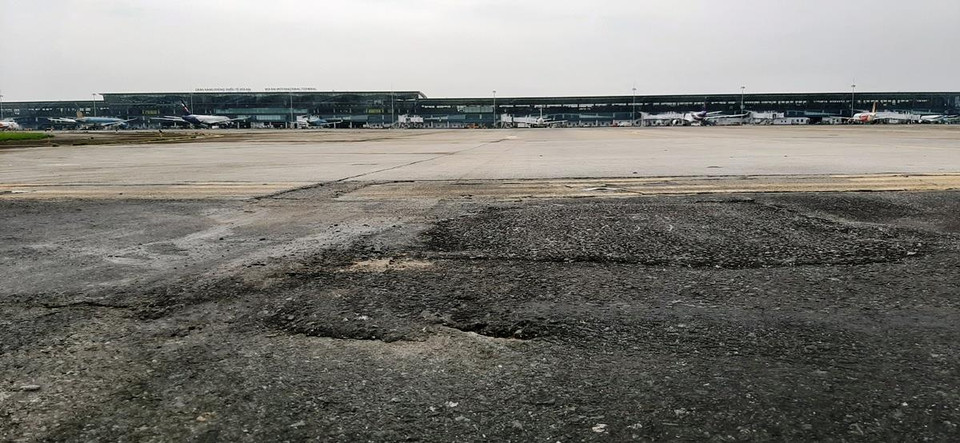 Bề mặt bêtông nhựa bong tróc là điều dễ thấy ở một số đường lăn tại sân bay Nội Bài. (Ảnh: Việt Hùng/Vietnam+)