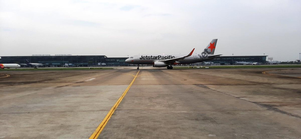 Mặc dù đường băng, đường lăn xuống cấp trầm trọng nhưng sân bay Nội Bài vẫn tiếp tục khai thác và đứng trước có nguy cơ đóng cửa nếu không được sửa chữa gấp. (Ảnh: Việt Hùng/Vietnam+)