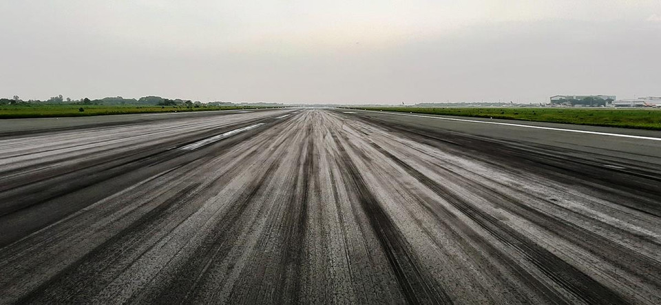 Với tần suất hơn 1 phút có một chuyến bay cất, hạ cánh nên mặt bêtông nhựa in hằn vết vệt bánh tàu bay. (Ảnh: Việt Hùng/Vietnam+)