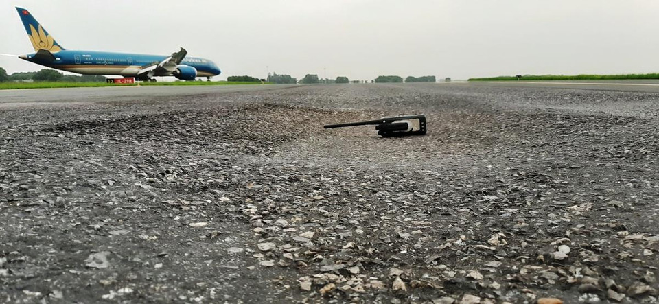 Việc khai thác vượt tải và vượt tần suất thiết kế đẫn đến xuất hiện hư hỏng và mặt đường xuống cấp nghiêm trọng, thường xuyên bị bong bật, nứt vỡ. (Ảnh: Việt Hùng/Vietnam+)