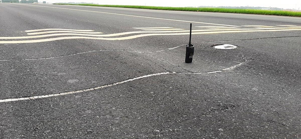 Đường lăn S3 tại sân bay Nội Bài bị hằn lún theo vệt bánh máy bay. (Ảnh: Việt Hùng/Vietnam+)